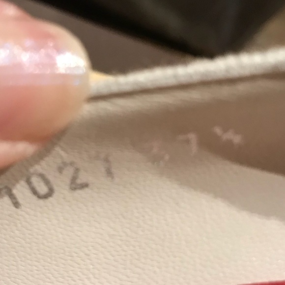 COPY - LV red and white linen and leather pumps. - Picture 6 of 6